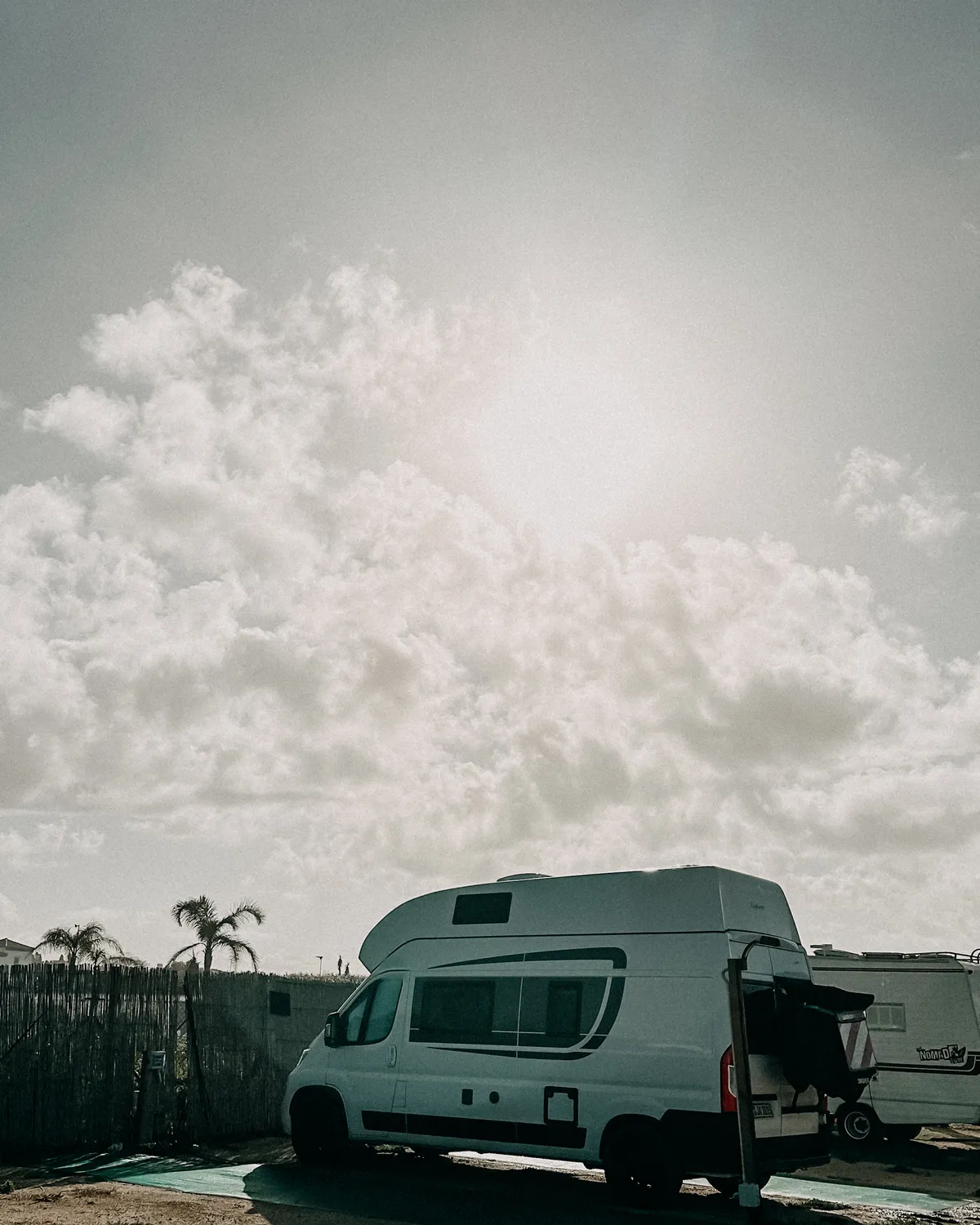 Camper unter weitem Himmel