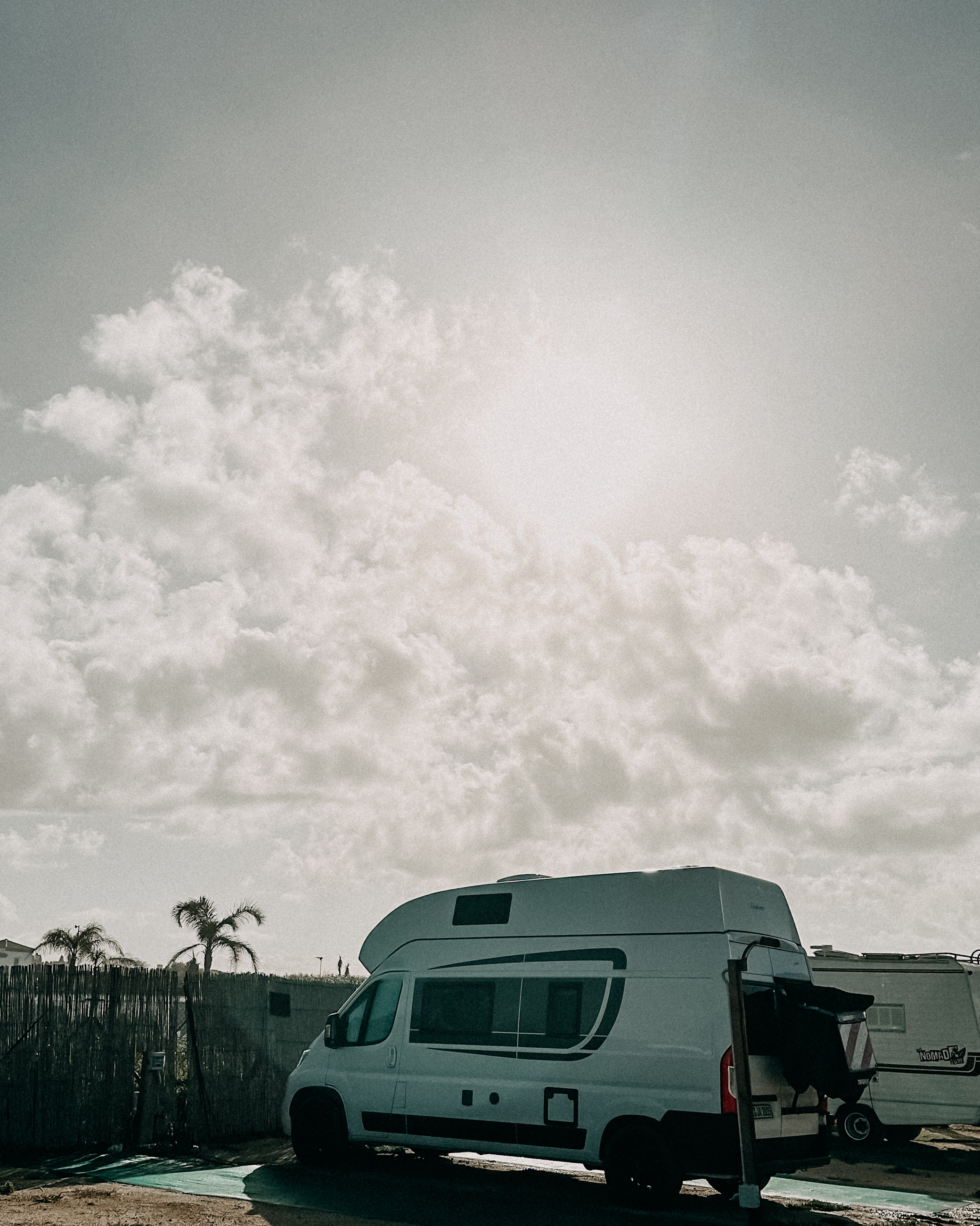 Camper unter weitem Himmel